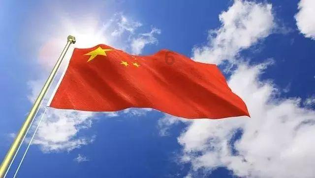 为什么跟我一起干活的女孩子有两次都碰到我的手，就是手心碰手背？